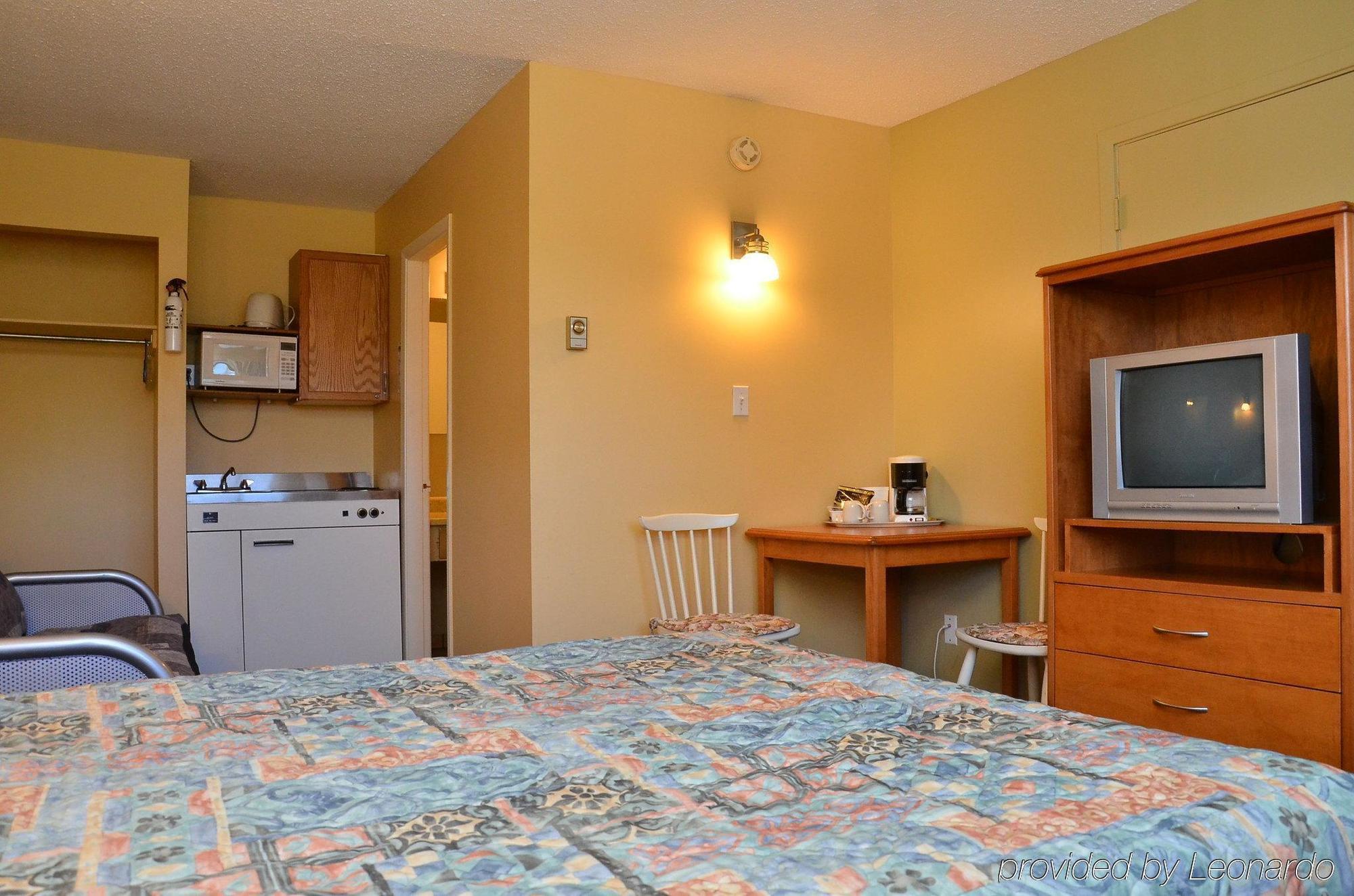 Canadas Best Value Inn Kelowna Esterno foto