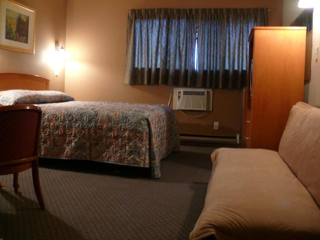 Canadas Best Value Inn Kelowna Esterno foto
