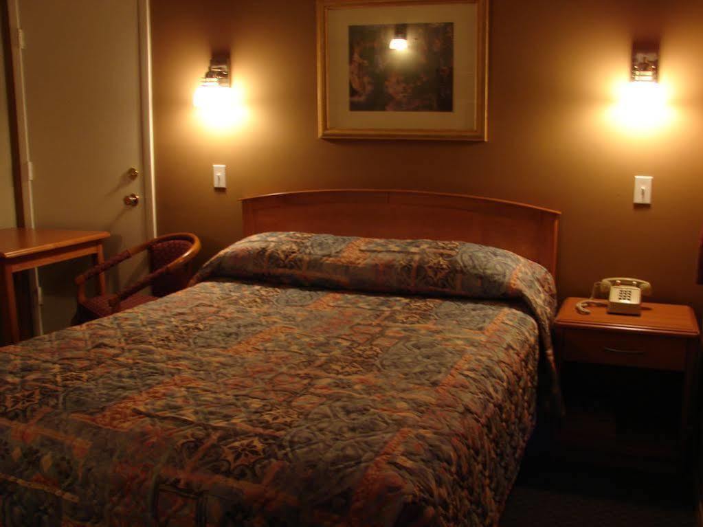 Canadas Best Value Inn Kelowna Esterno foto