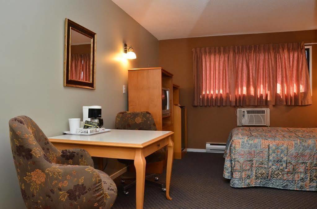 Canadas Best Value Inn Kelowna Esterno foto