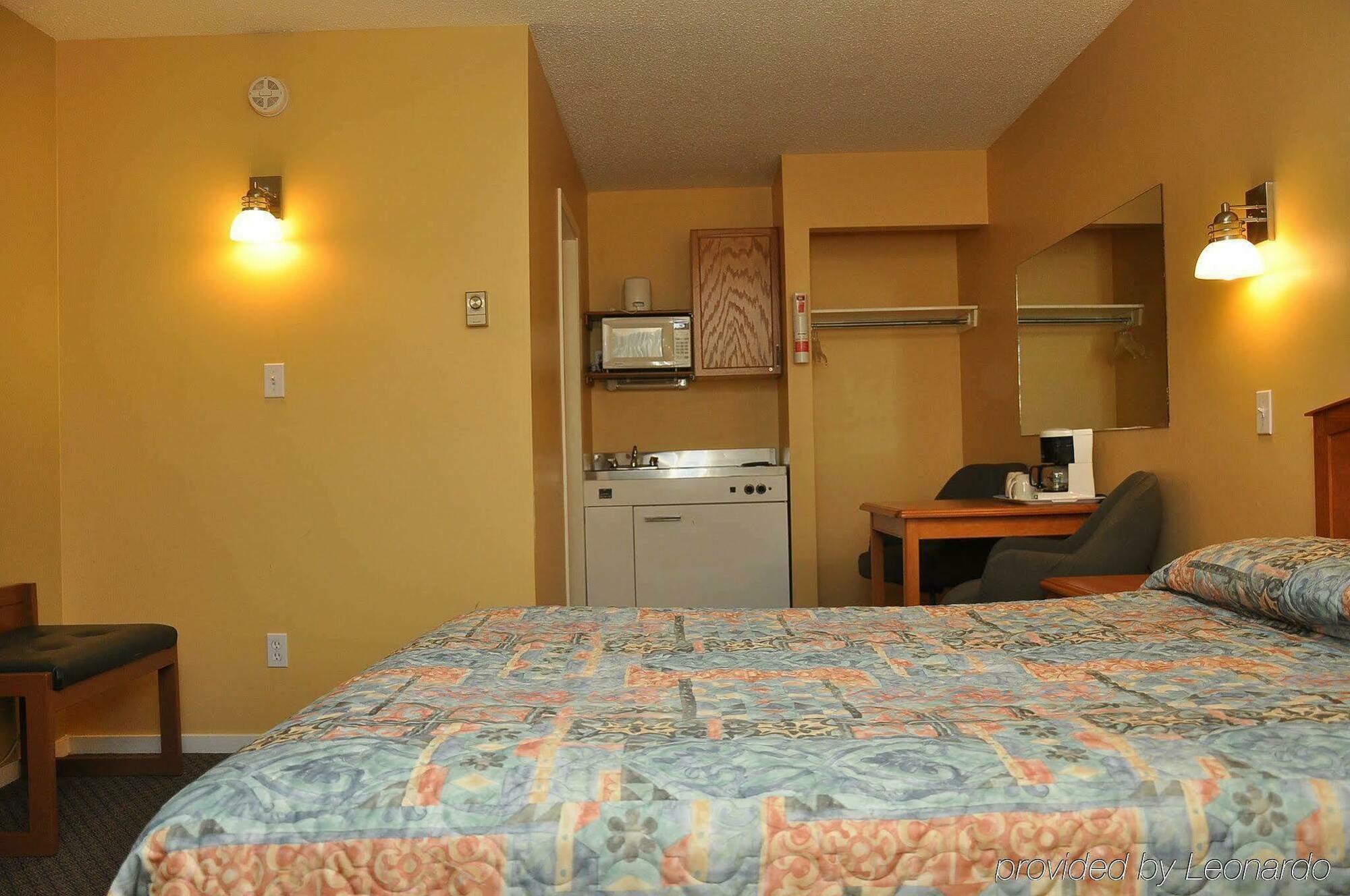 Canadas Best Value Inn Kelowna Esterno foto